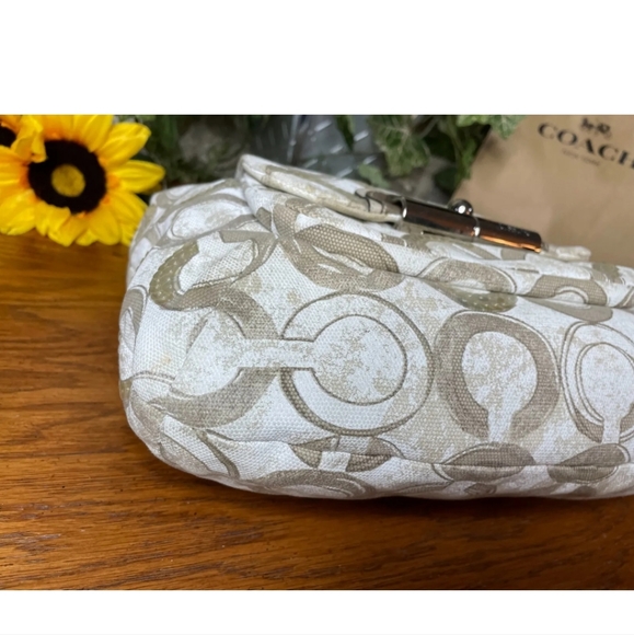 COACH Op Art Hobo - Picture 13 of 15